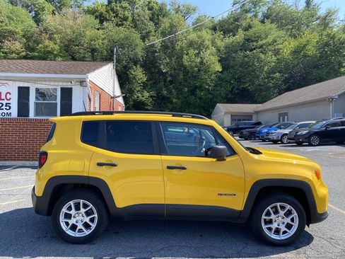 Used 2019 Jeep Renegade Sport w/ Sport Appearance Group AWD/4WD image 4