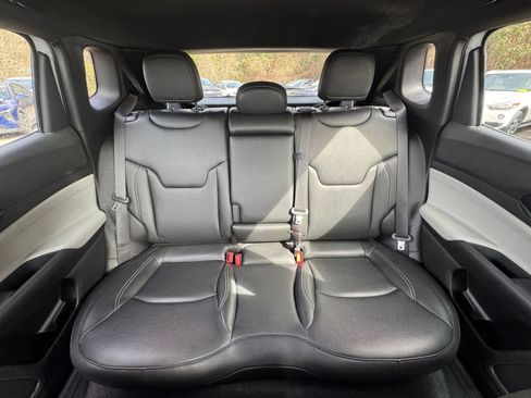 Used 2025 Jeep Compass Limited image 34