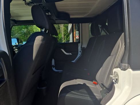 Used 2018 Jeep Wrangler Unlimited Sahara w/ Connectivity Group AWD/4WD image 30