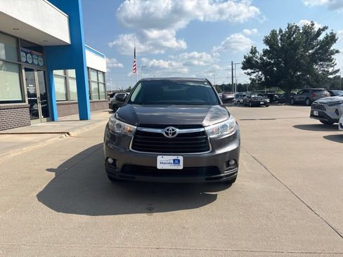 Used 2016 Toyota Highlander LE AWD/4WD image 2
