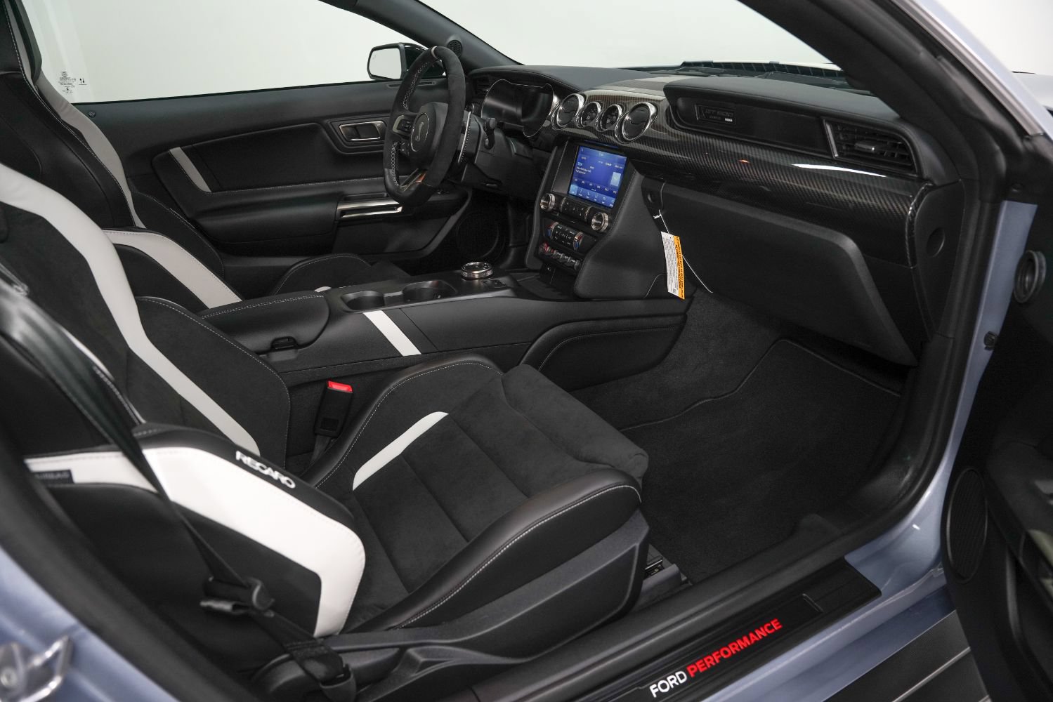 Used 2022 Ford Mustang Shelby GT500 w/ Carbon Fiber Track Pack RWD image 2