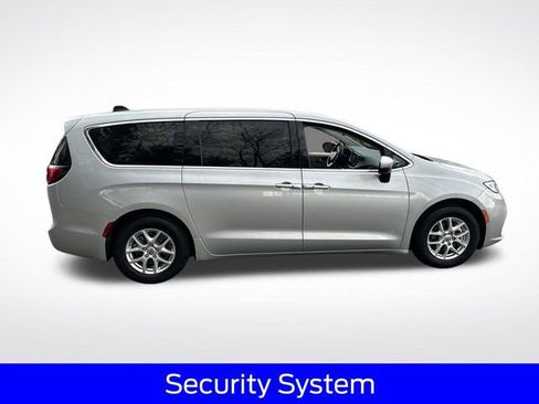 Used 2023 Chrysler Pacifica Touring-L FWD image 11