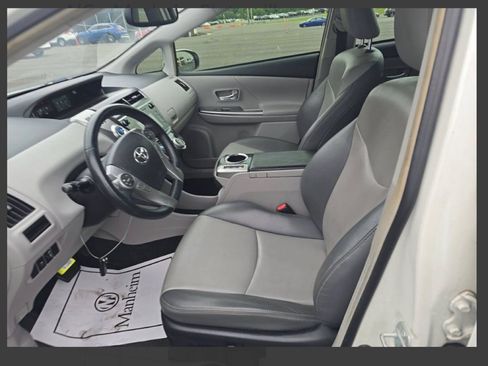 Used 2017 Toyota Prius V Four FWD image 6