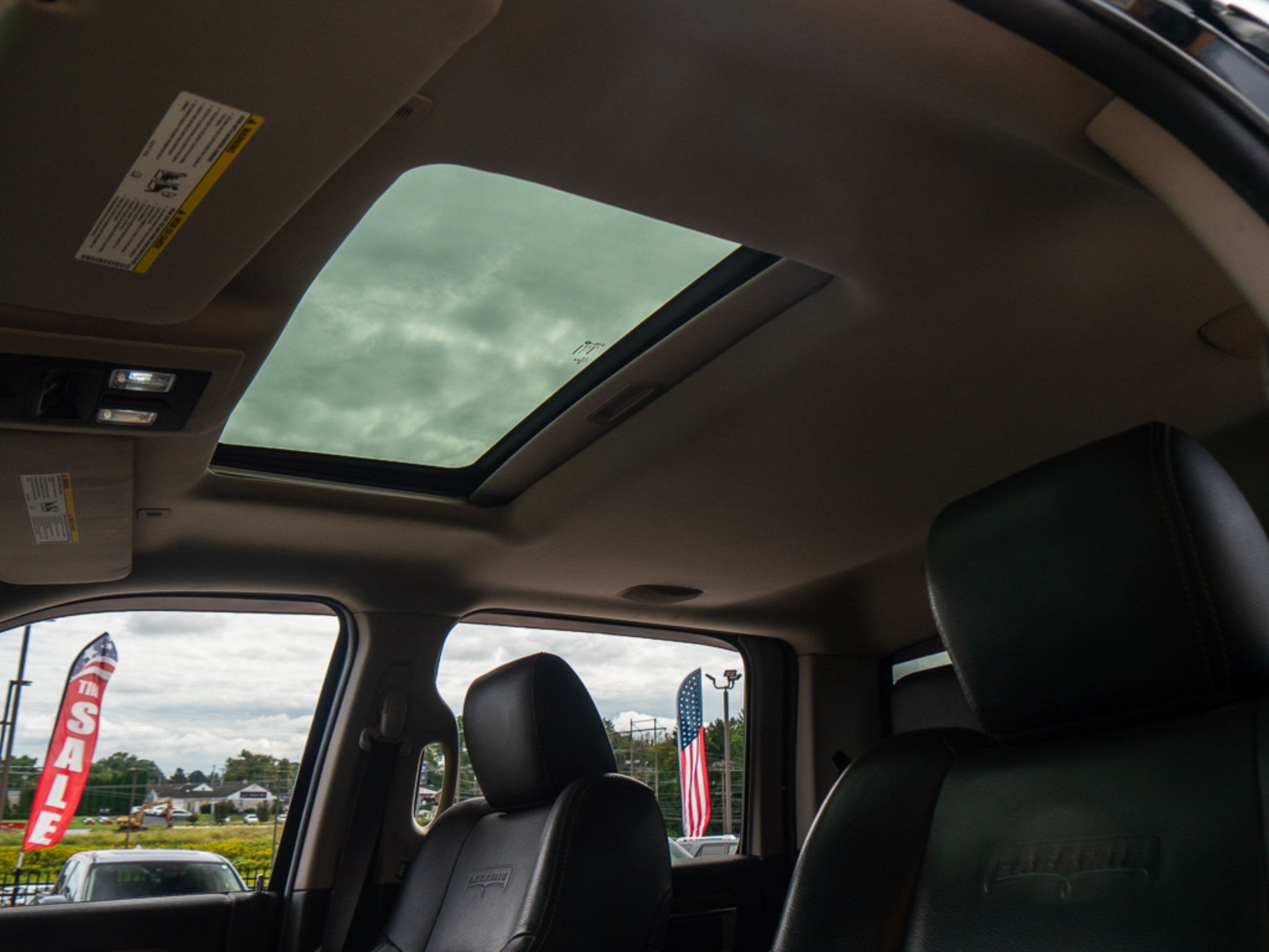 Used 2017 RAM 1500 Laramie AWD/4WD image 11