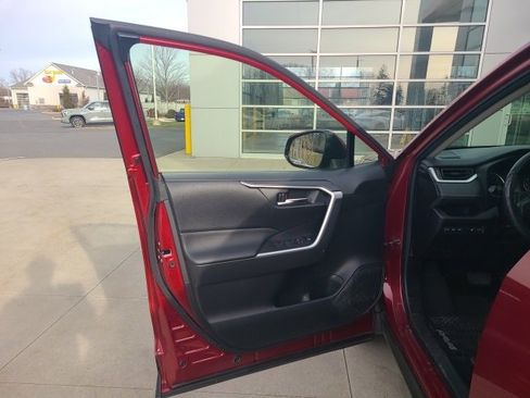 Used 2019 Toyota RAV4 XLE image 17