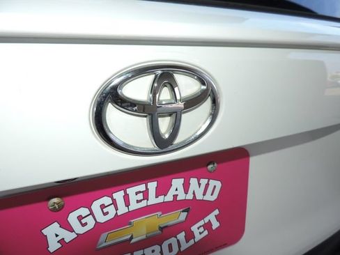 Used 2019 Toyota RAV4 XLE Premium FWD image 20