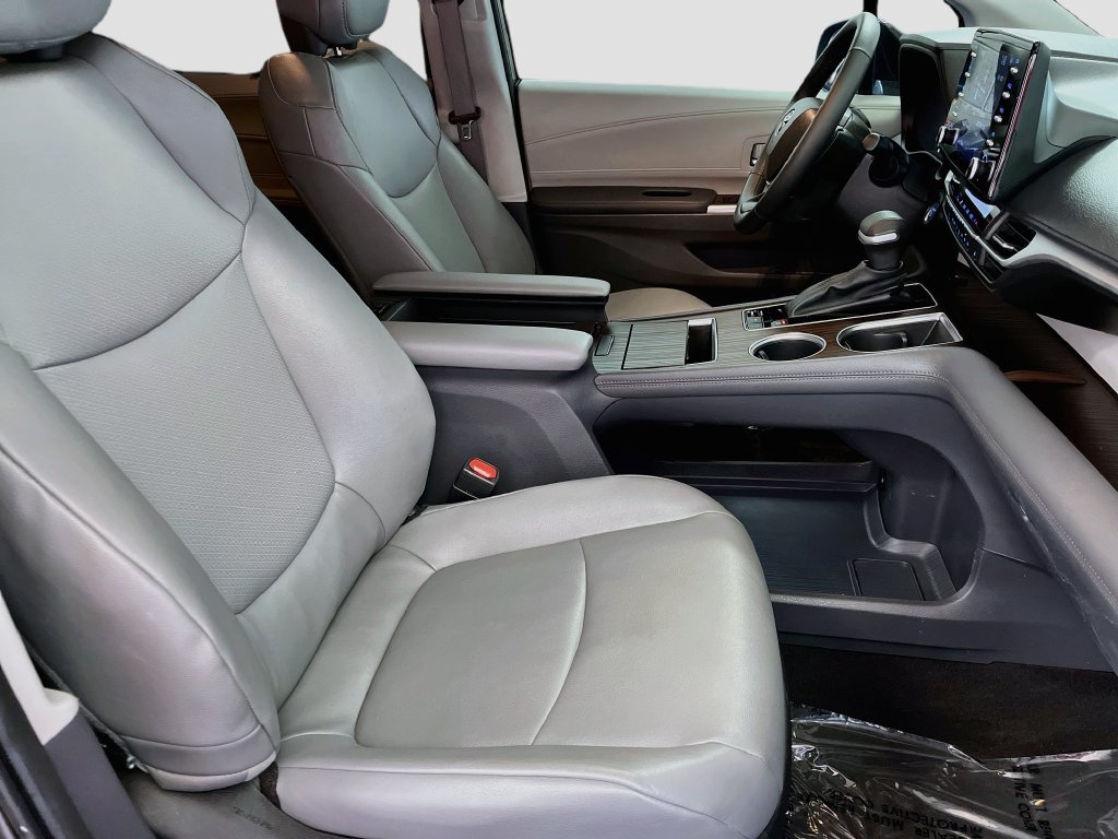Used 2023 Toyota Sienna XLE AWD/4WD image 30