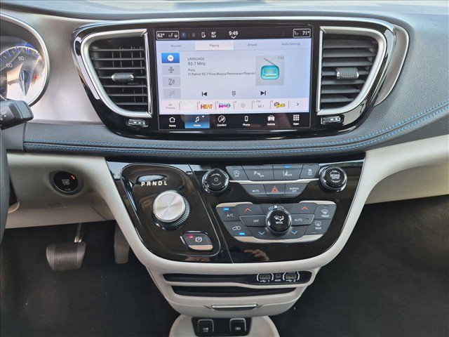 Used 2021 Chrysler Pacifica Touring w/ Cold Weather Group FWD image 20
