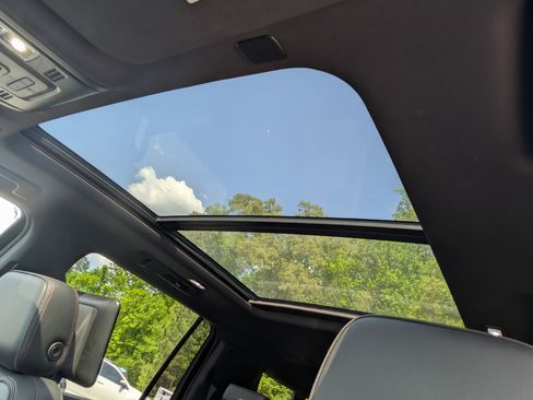 Used 2021 Chevrolet Suburban RST w/ Luxury Package image 15