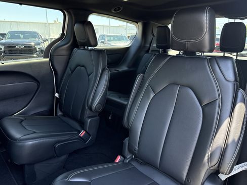 Used 2025 Chrysler Pacifica Select FWD image 29