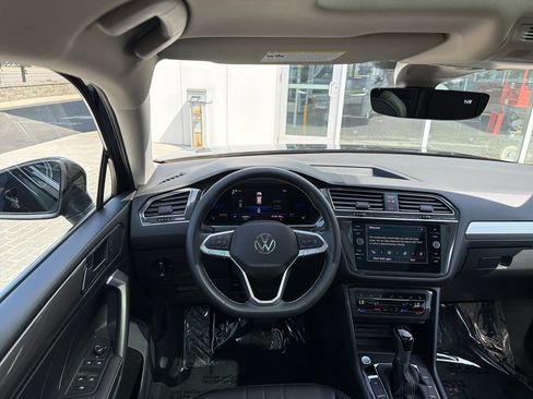Certified 2023 Volkswagen Tiguan SE w/ Panoramic Sunroof Package AWD/4WD image 16