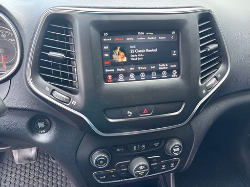 Used 2020 Jeep Cherokee Latitude Plus w/ Cold Weather Group FWD image 17