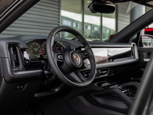 Certified 2025 Porsche Cayenne image 4