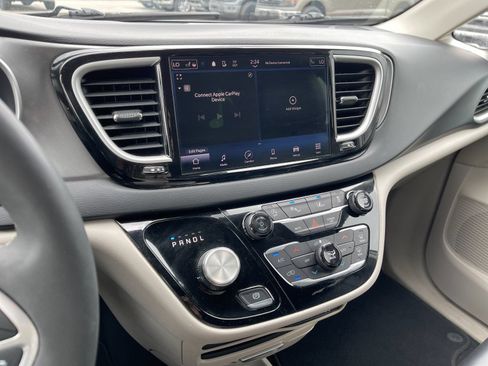 Used 2023 Chrysler Pacifica Touring-L FWD image 20