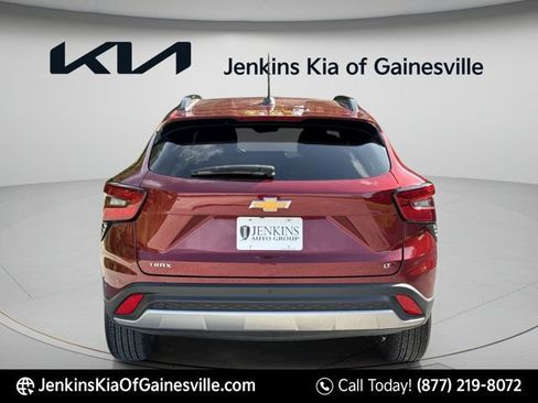 Used 2024 Chevrolet Trax LT w/ Driver Confidence Package FWD image 4