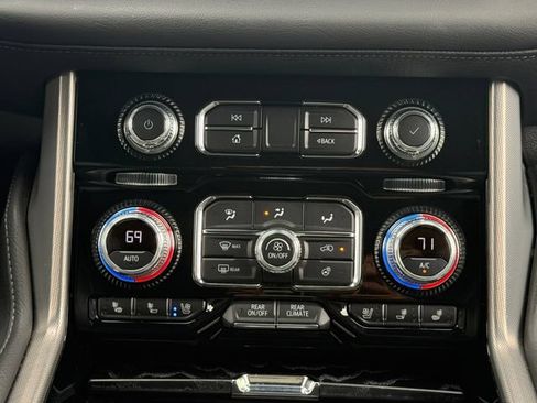 Used 2023 GMC Yukon XL Denali w/ Advanced Technology Package AWD/4WD image 4