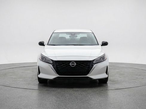 Used 2025 Nissan Altima 2.5 SV FWD image 2