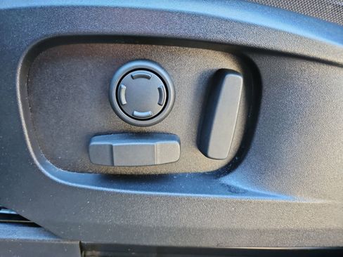 Used 2025 Land Rover Defender 110 S image 21