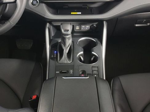 Used 2025 Toyota Highlander XLE FWD image 28