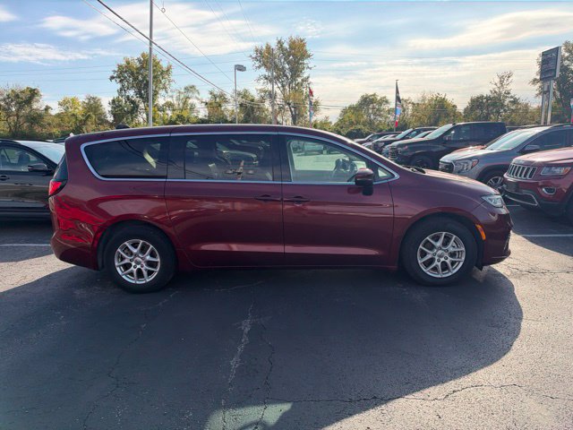Used 2023 Chrysler Pacifica Touring-L FWD image 3