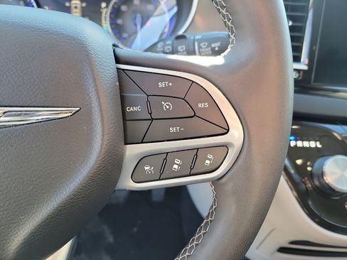 Used 2023 Chrysler Pacifica Touring-L image 18