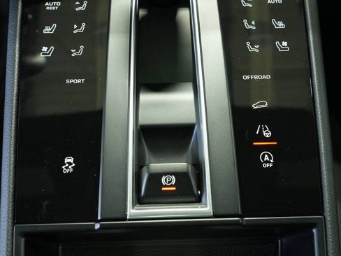 Certified 2026 Porsche Macan AWD/4WD image 22