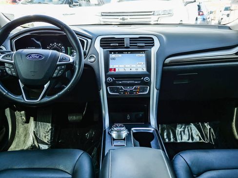 Used 2017 Ford Fusion SE w/ Fusion SE Technology Package FWD image 12