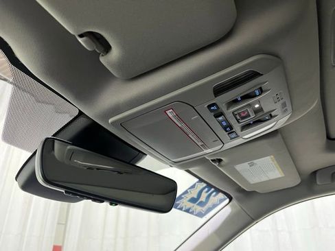 Used 2022 Toyota Highlander XLE AWD/4WD image 25
