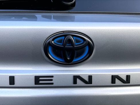 Certified 2023 Toyota Sienna XLE FWD image 31