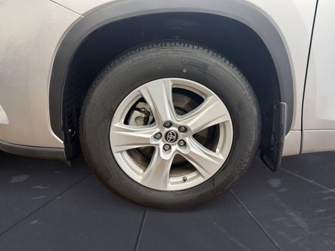 Used 2023 Toyota Highlander LE image 14