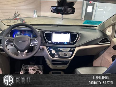 Used 2024 Chrysler Pacifica Limited FWD image 13