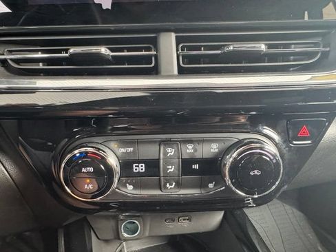 Used 2025 Chevrolet Trax RS w/ Sunroof Package FWD image 9