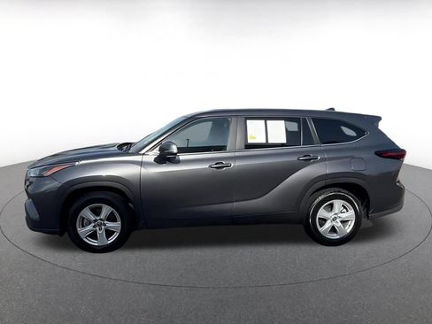 Used 2025 Toyota Highlander LE FWD image 9