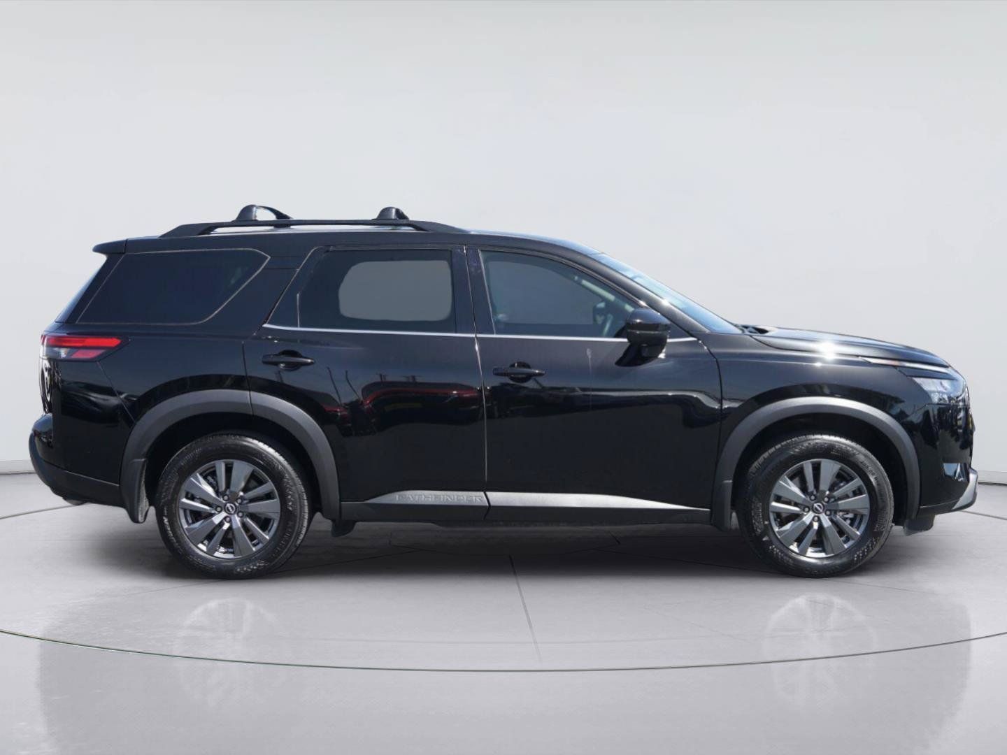 Used 2025 Nissan Pathfinder SV FWD image 5