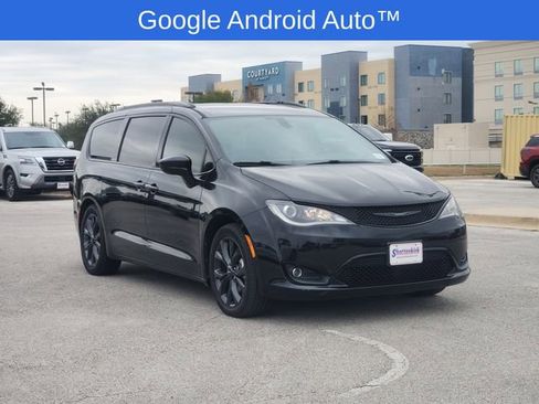 Used 2020 Chrysler Pacifica Touring-L w/ S Appearance Package image 2