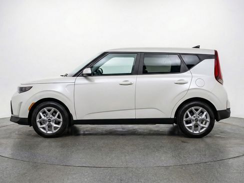 Used 2025 Kia Soul LX w/ LX Technology Package FWD image 5