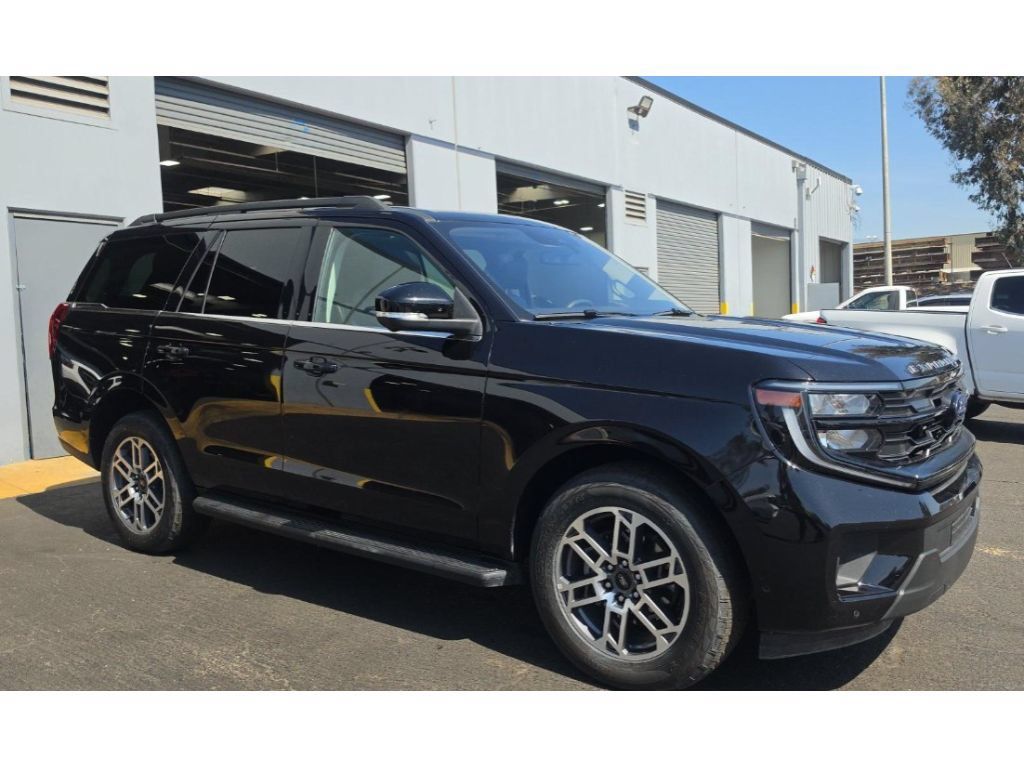 Used 2025 Ford Expedition Active AWD/4WD image 3