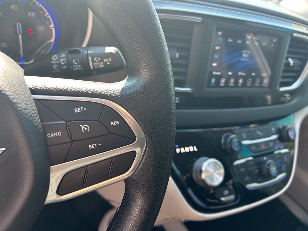 Certified 2020 Chrysler Pacifica Touring FWD image 19