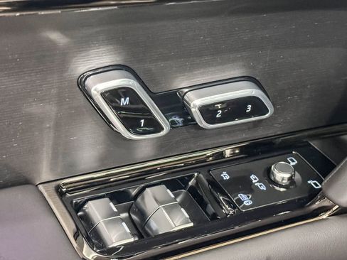 Used 2025 Land Rover Range Rover Sport SE AWD/4WD image 22