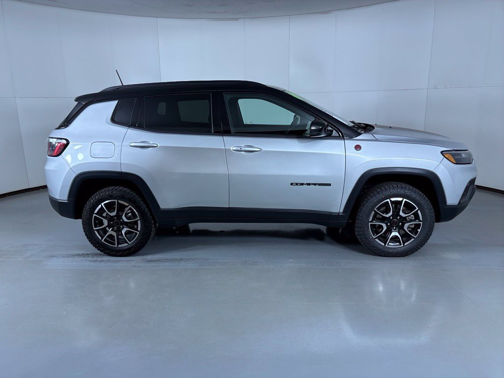 Used 2025 Jeep Compass Trailhawk AWD/4WD image 9