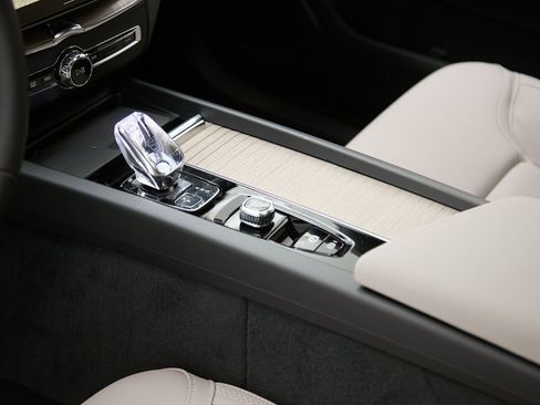 New 2026 Volvo XC60 B5 Plus w/ Protection Package Premier image 18