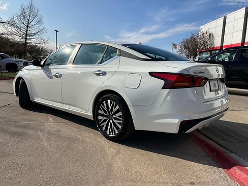 Used 2025 Nissan Altima 2.5 SV image 8