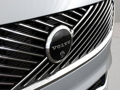 New 2025 Volvo XC90 T8 Plus w/ Protection Package Premier image 9