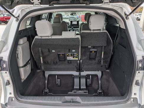Used 2025 Toyota Sienna LE image 33