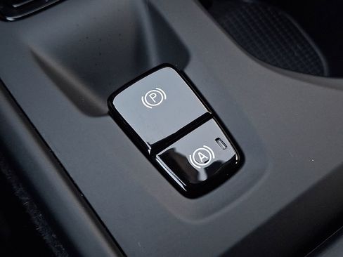 Certified 2024 Volvo XC40 B5 Core image 25