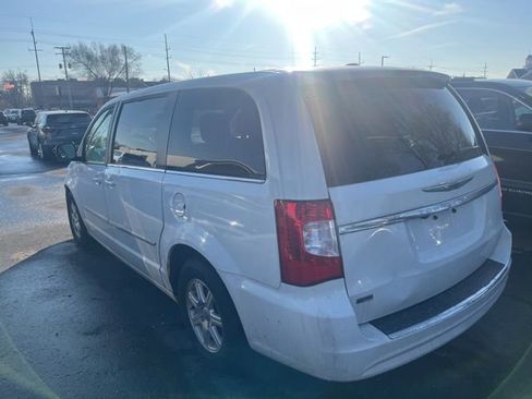 Used 2013 Chrysler Town & Country Touring image 7