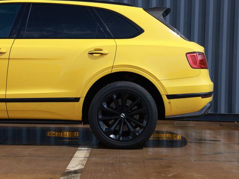 Used 2017 Bentley Bentayga AWD/4WD image 36