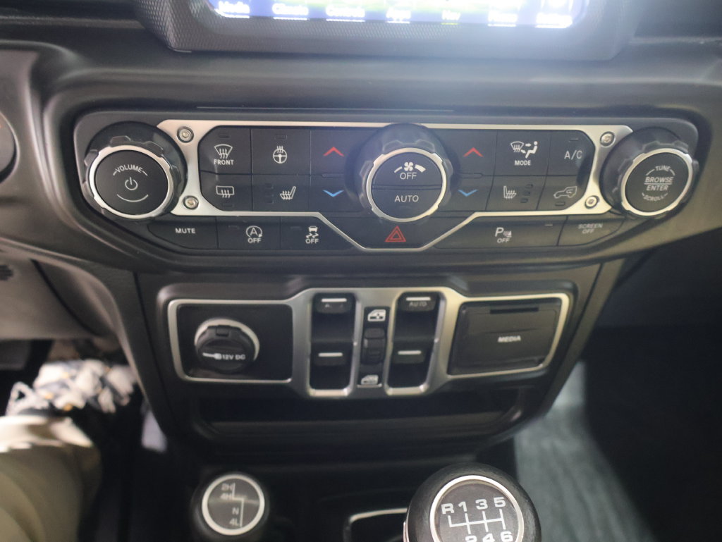 Used 2018 Jeep Wrangler Unlimited Sahara AWD/4WD image 28
