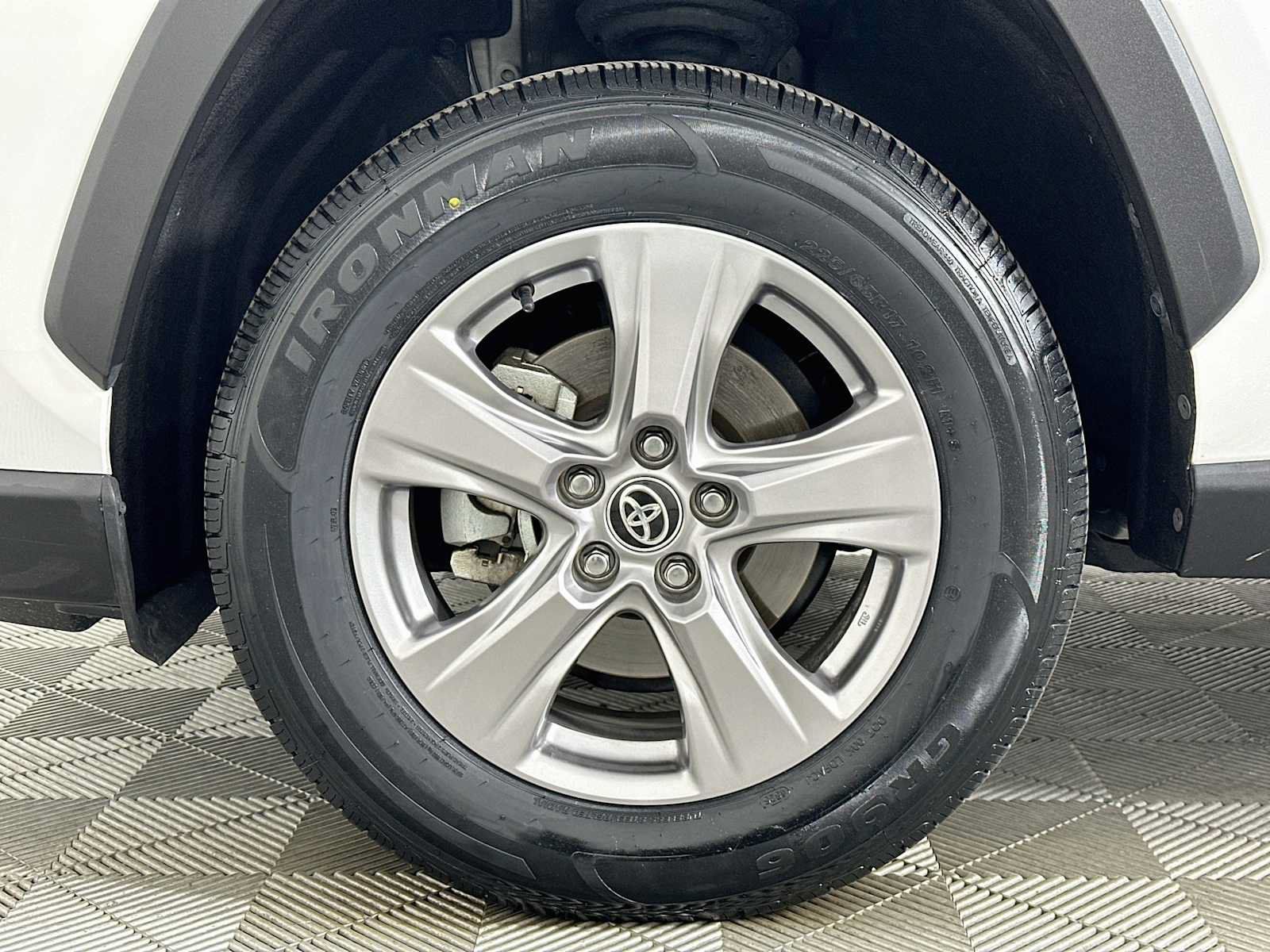 Used 2022 Toyota RAV4 XLE w/ Convenience Package FWD image 29