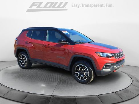 Used 2025 Jeep Compass Trailhawk AWD/4WD image 1